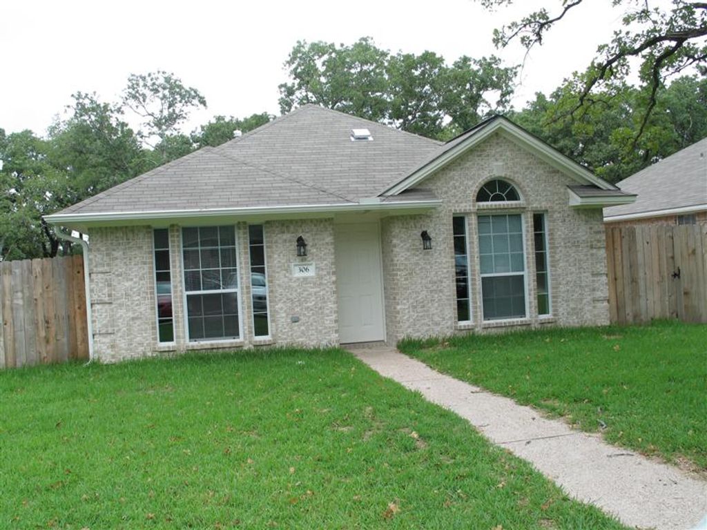 306 Fairway Drive, Bryan, TX 77801