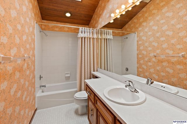 16231 Wright Circle, Omaha, NE 68130