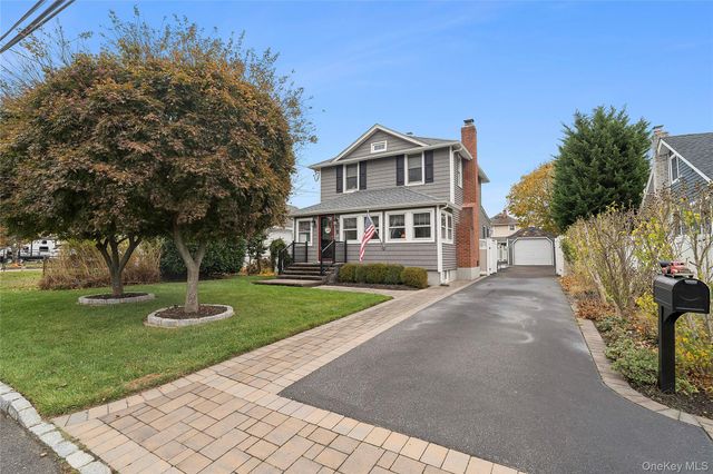 31 Roosevelt Avenue, Sayville, NY 11782
