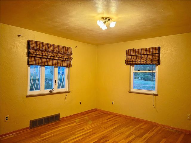 421 Old Jacks Run Rd, White Oak, PA 15642