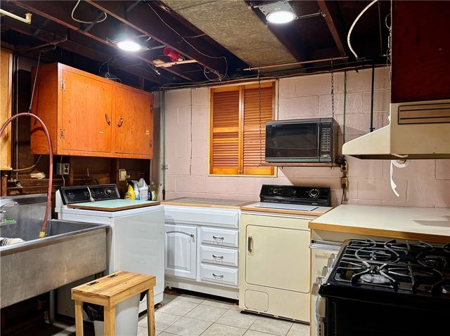 421 Old Jacks Run Rd, White Oak, PA 15642