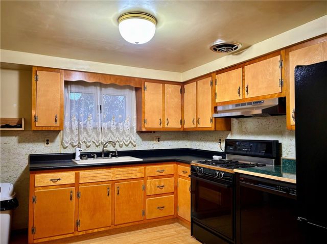 421 Old Jacks Run Rd, White Oak, PA 15642