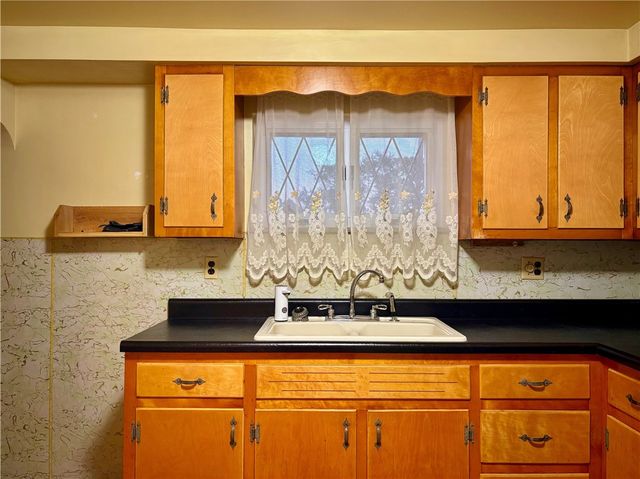 421 Old Jacks Run Rd, White Oak, PA 15642