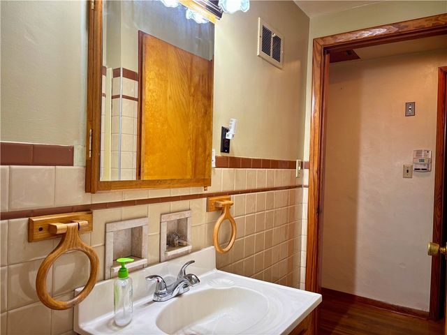 421 Old Jacks Run Rd, White Oak, PA 15642