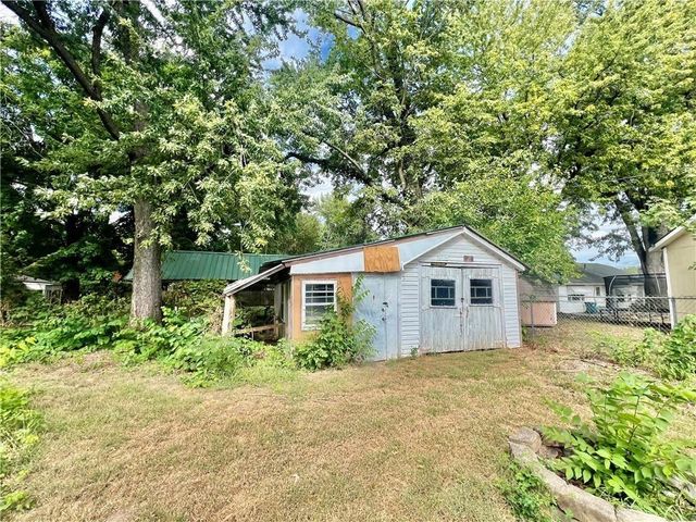 10406 E Lexington Avenue, Independence, MO 64053