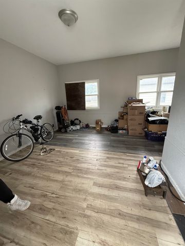 2042 E 9th St N, Wichita, KS 67214