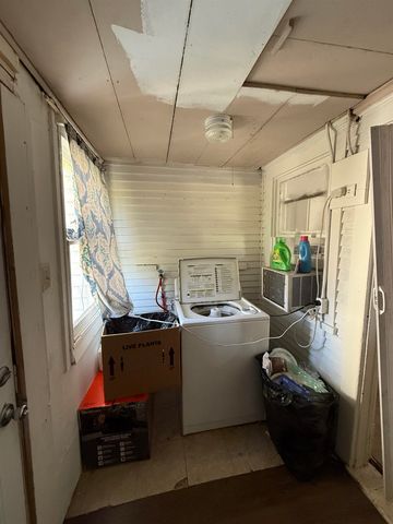 2042 E 9th St N, Wichita, KS 67214