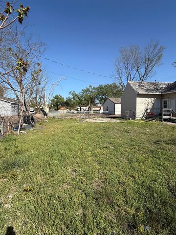 2042 E 9th St N, Wichita, KS 67214