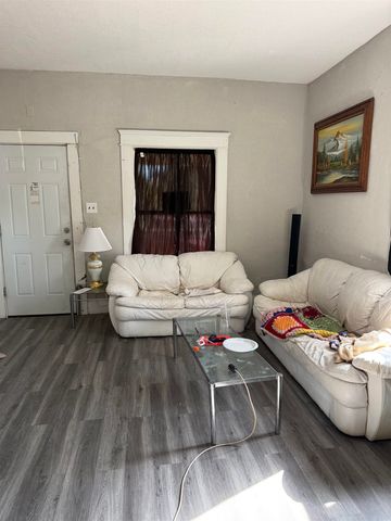 2042 E 9th St N, Wichita, KS 67214