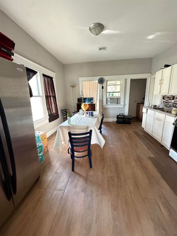 2042 E 9th St N, Wichita, KS 67214