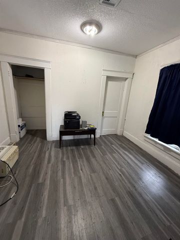 2042 E 9th St N, Wichita, KS 67214