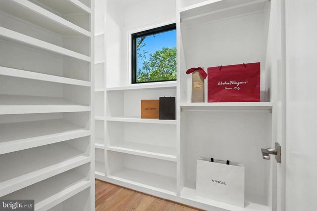 1910 CHERRI DR, Falls Church, VA 22043