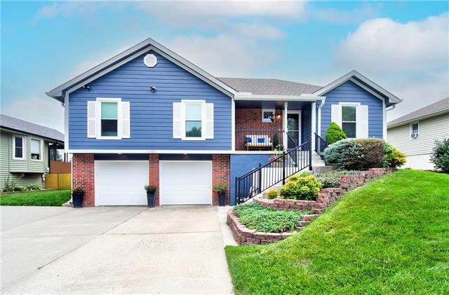 1743 Ridgeview Drive, Lee's Summit, MO 64086