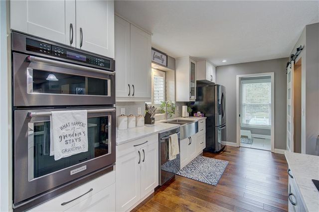 1743 Ridgeview Drive, Lee's Summit, MO 64086