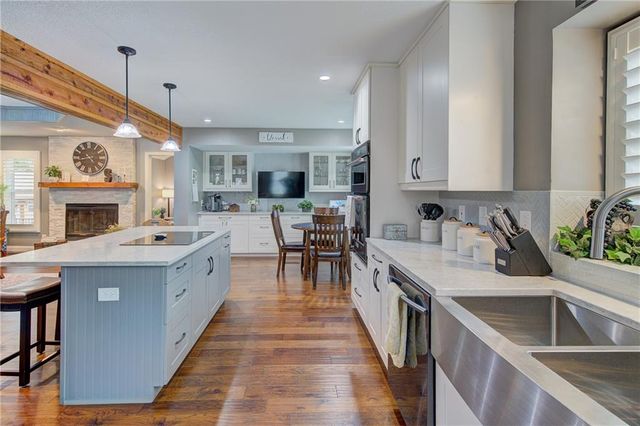1743 Ridgeview Drive, Lee's Summit, MO 64086