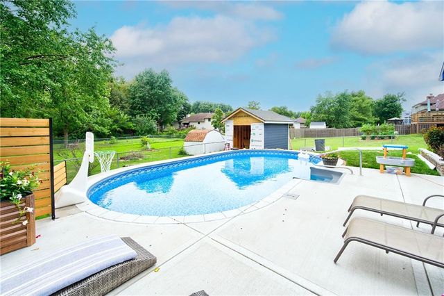 1743 Ridgeview Drive, Lee's Summit, MO 64086