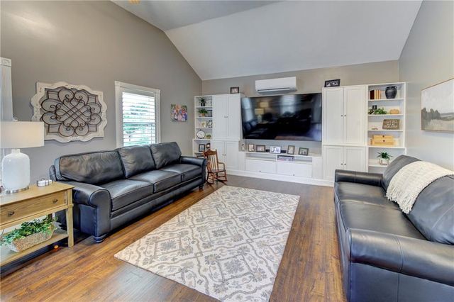 1743 Ridgeview Drive, Lee's Summit, MO 64086