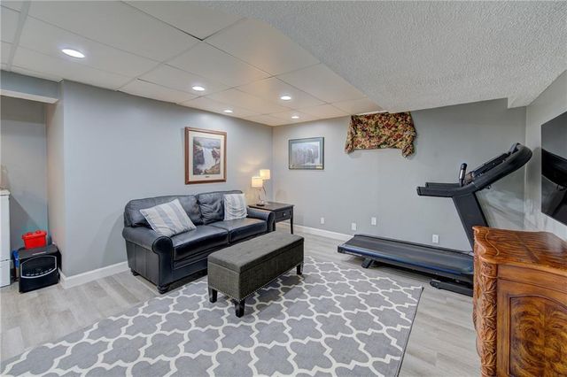 1743 Ridgeview Drive, Lee's Summit, MO 64086