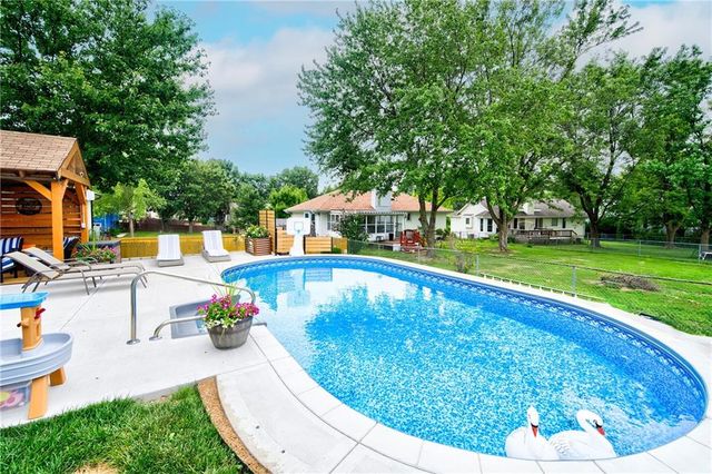1743 Ridgeview Drive, Lee's Summit, MO 64086