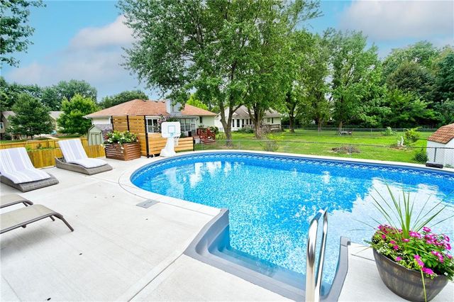 1743 Ridgeview Drive, Lee's Summit, MO 64086