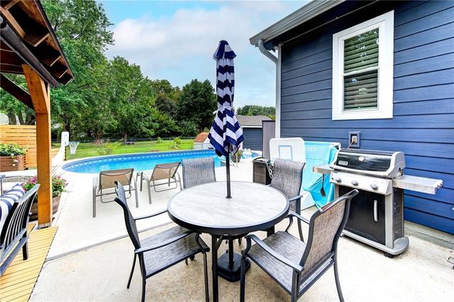 1743 Ridgeview Drive, Lee's Summit, MO 64086