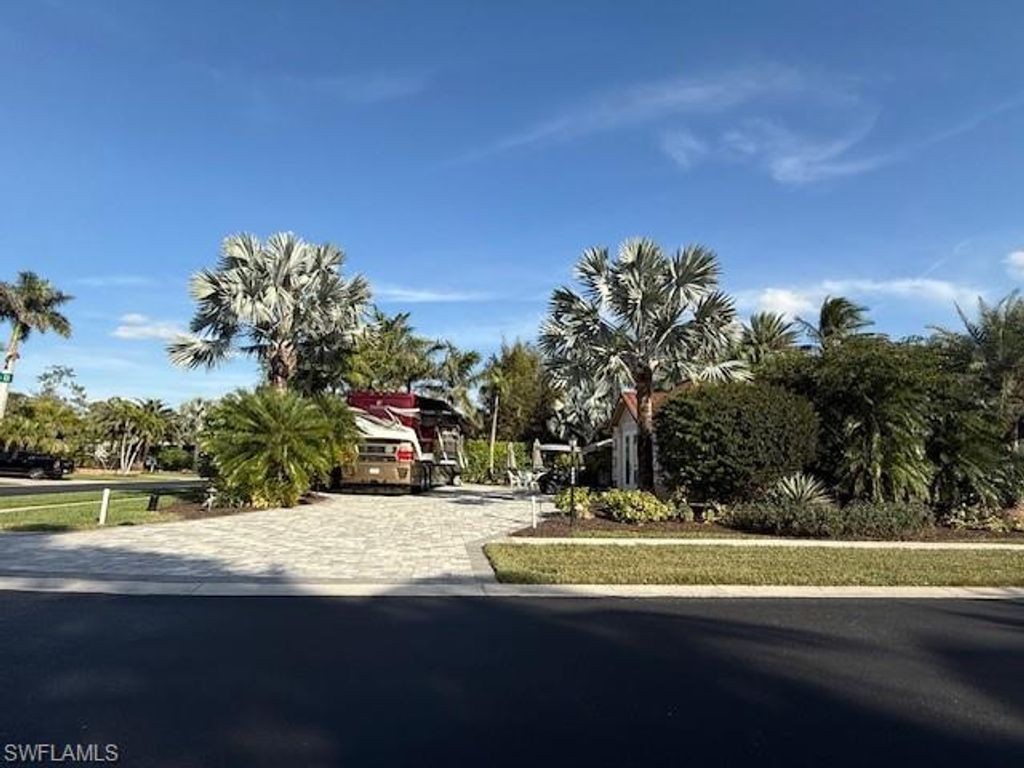 4840 Carriage CT, Naples, FL 34114