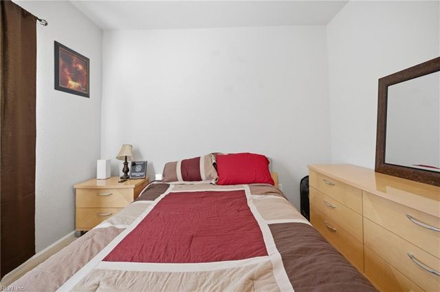 405 Green Meadow DR, Chesapeake, VA 23320