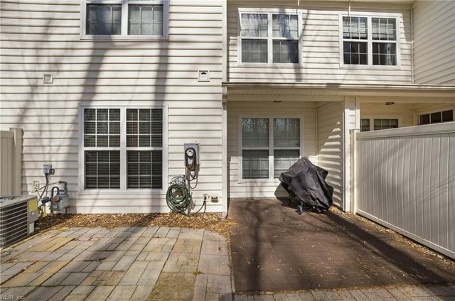 405 Green Meadow DR, Chesapeake, VA 23320