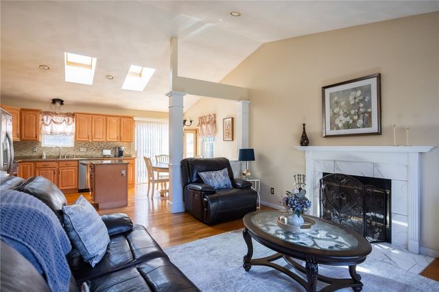 367 Commonwealth Avenue, Warwick, RI 02886