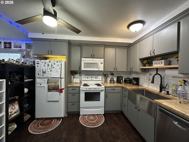 207 W HUMPHREY St, Yacolt, WA 98675