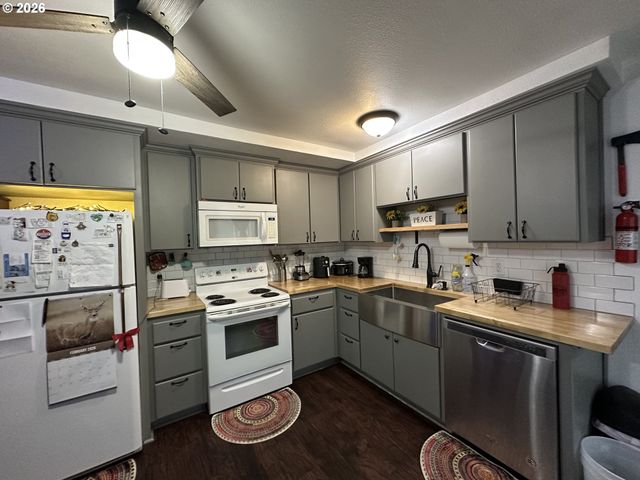 207 W HUMPHREY St, Yacolt, WA 98675