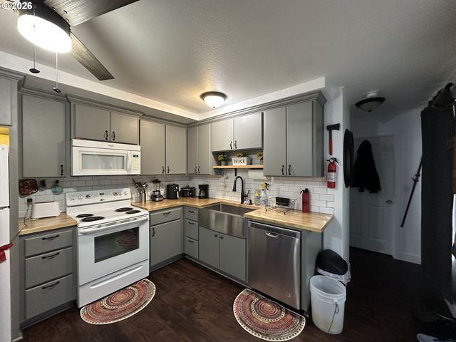 207 W HUMPHREY St, Yacolt, WA 98675