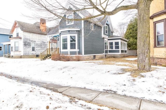 813 6TH AVENUE, Menominee, MI 49858