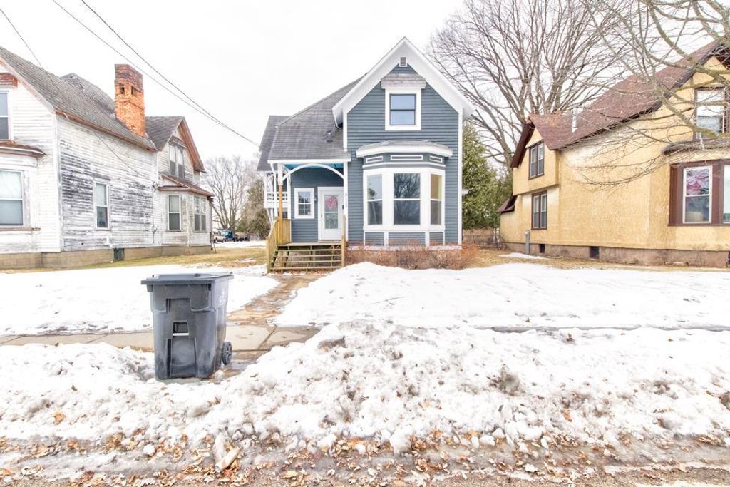 813 6TH AVENUE, Menominee, MI 49858