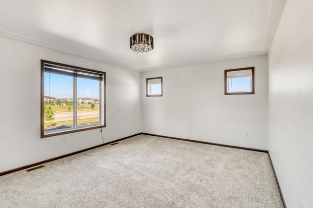5001 44th Street S, Fargo, ND 58104