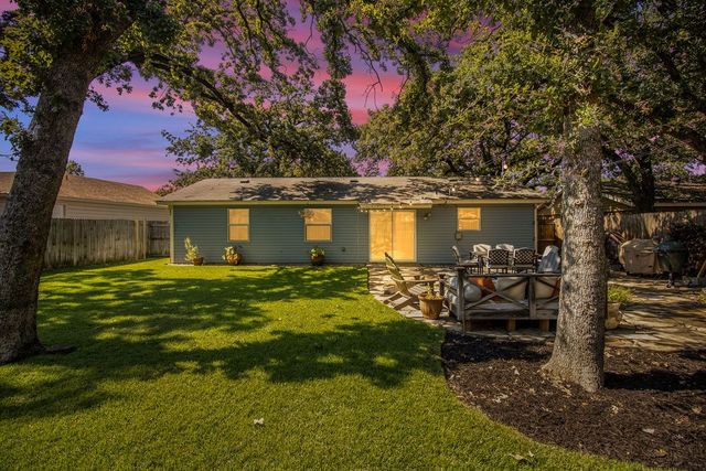 805 Clover Park Drive, Arlington, TX 76013