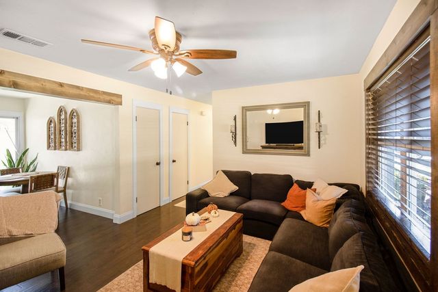 805 Clover Park Drive, Arlington, TX 76013