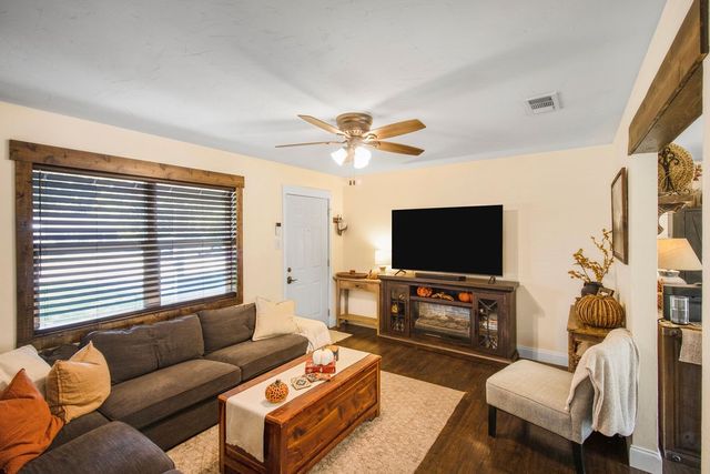 805 Clover Park Drive, Arlington, TX 76013