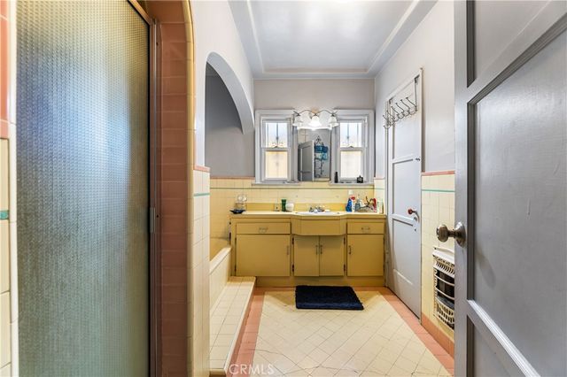 3786 Dublin, Los Angeles, CA 90018