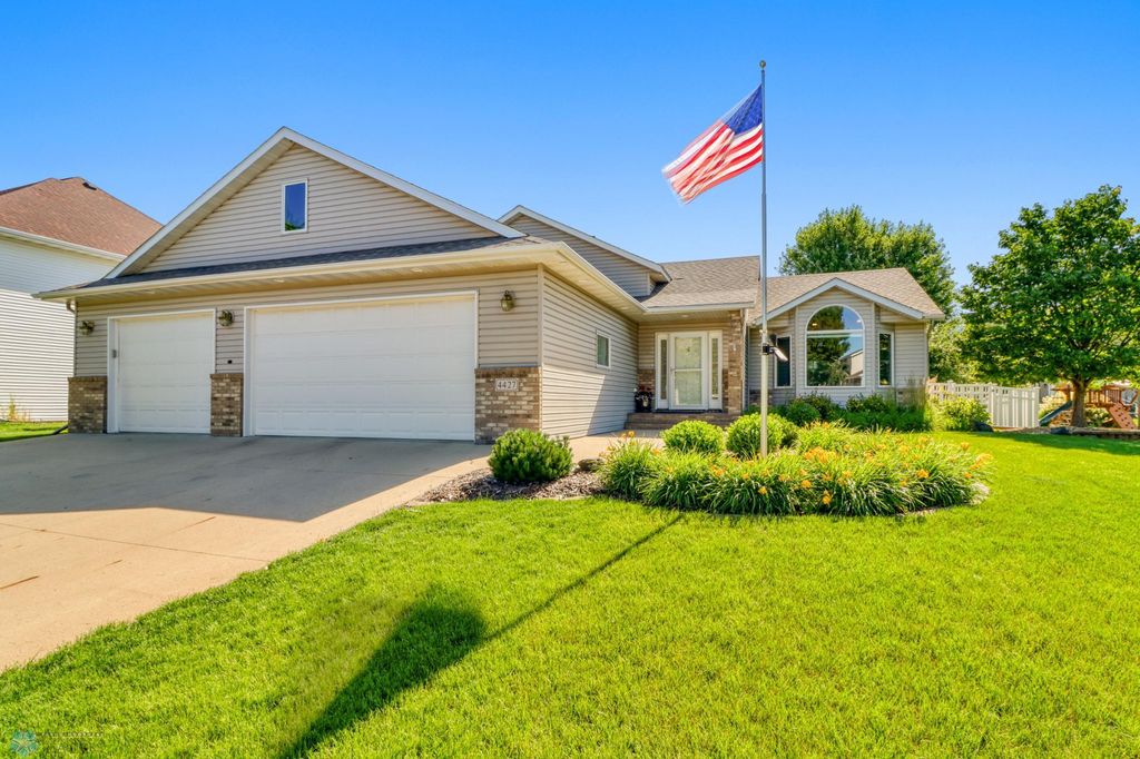 4427 10th Street N, Fargo, ND 58102