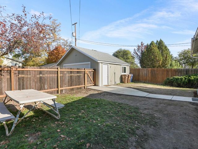 1021 E Nebraska Ave, Spokane, WA 99208