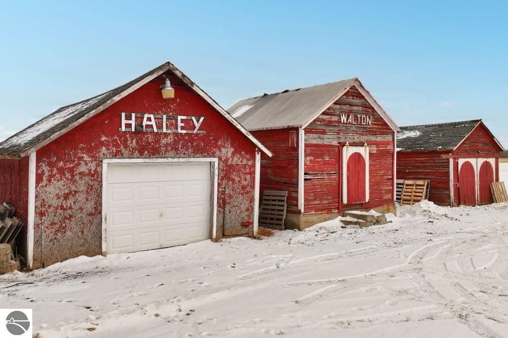 Image 31 of property listing at 8797 E Walton Road, Shepherd, MI 48883