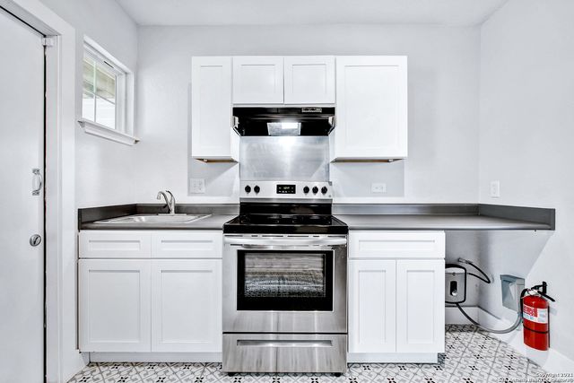 1020 W French Pl, San Antonio, TX 78212