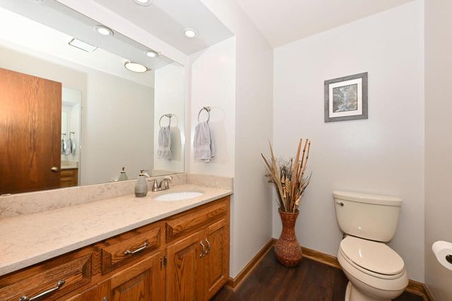 3998 S Victoria CIRCLE, New Berlin, WI 53151