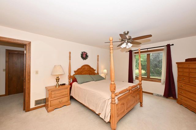 3998 S Victoria CIRCLE, New Berlin, WI 53151