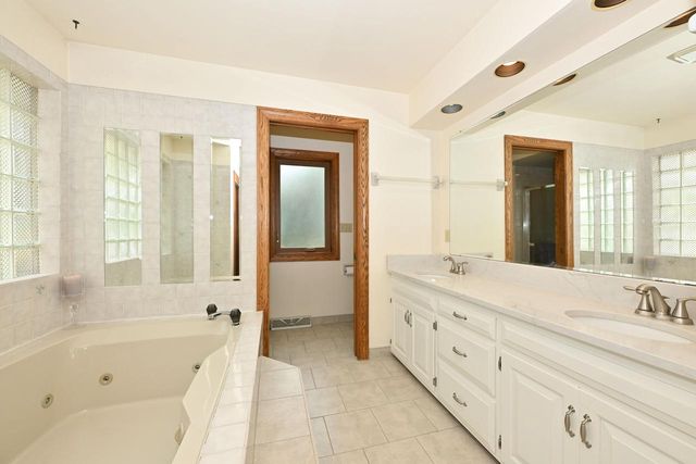 3998 S Victoria CIRCLE, New Berlin, WI 53151
