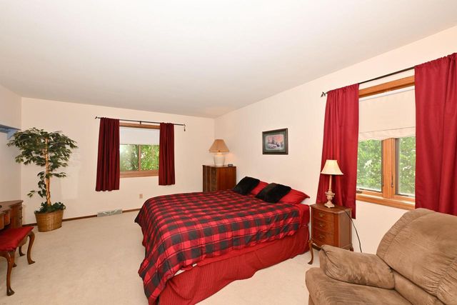3998 S Victoria CIRCLE, New Berlin, WI 53151
