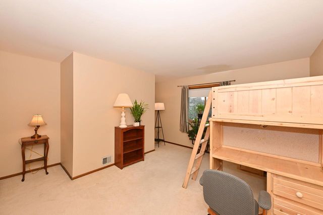 3998 S Victoria CIRCLE, New Berlin, WI 53151