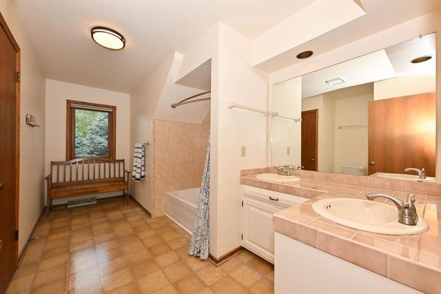 3998 S Victoria CIRCLE, New Berlin, WI 53151