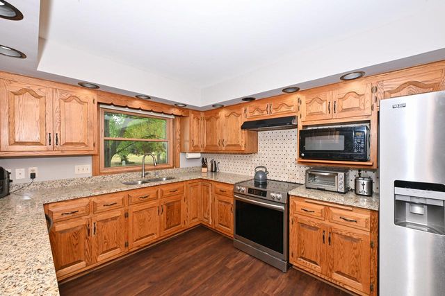 3998 S Victoria CIRCLE, New Berlin, WI 53151